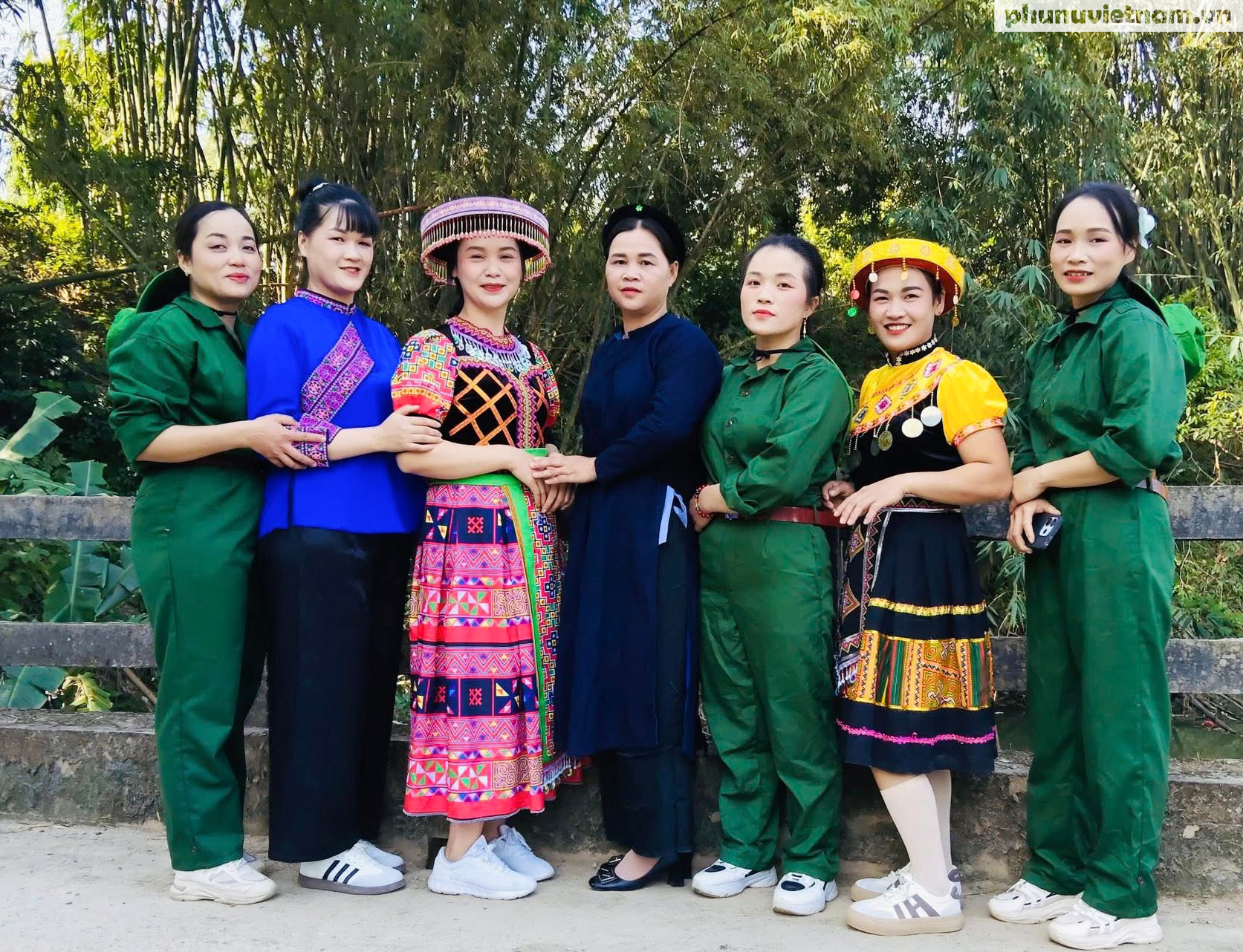 Phụ nữ Hạ Lang dùng lời ca, tiếng hát, việc làm ý nghĩa chào mừng Ngày hội Đại đoàn kết toàn dân tộc- Ảnh 8. Phụ nữ Hạ Lang dùng lời ca, tiếng hát, việc làm ý nghĩa chào mừng Ngày hội Đại đoàn kết toàn dân tộc- Ảnh 8.