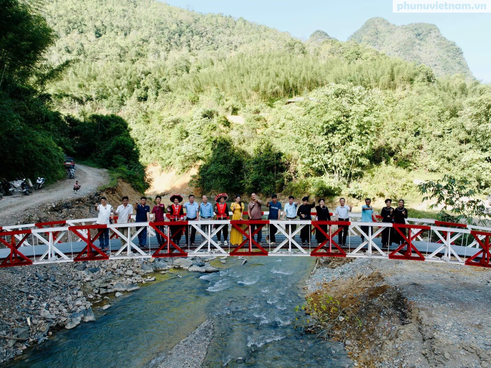 Người "kể chuyện" Cao Bằng và hành trình kết nối sức mạnh đại đoàn kết- Ảnh 2. Người "kể chuyện" Cao Bằng và hành trình kết nối sức mạnh đại đoàn kết- Ảnh 2.
