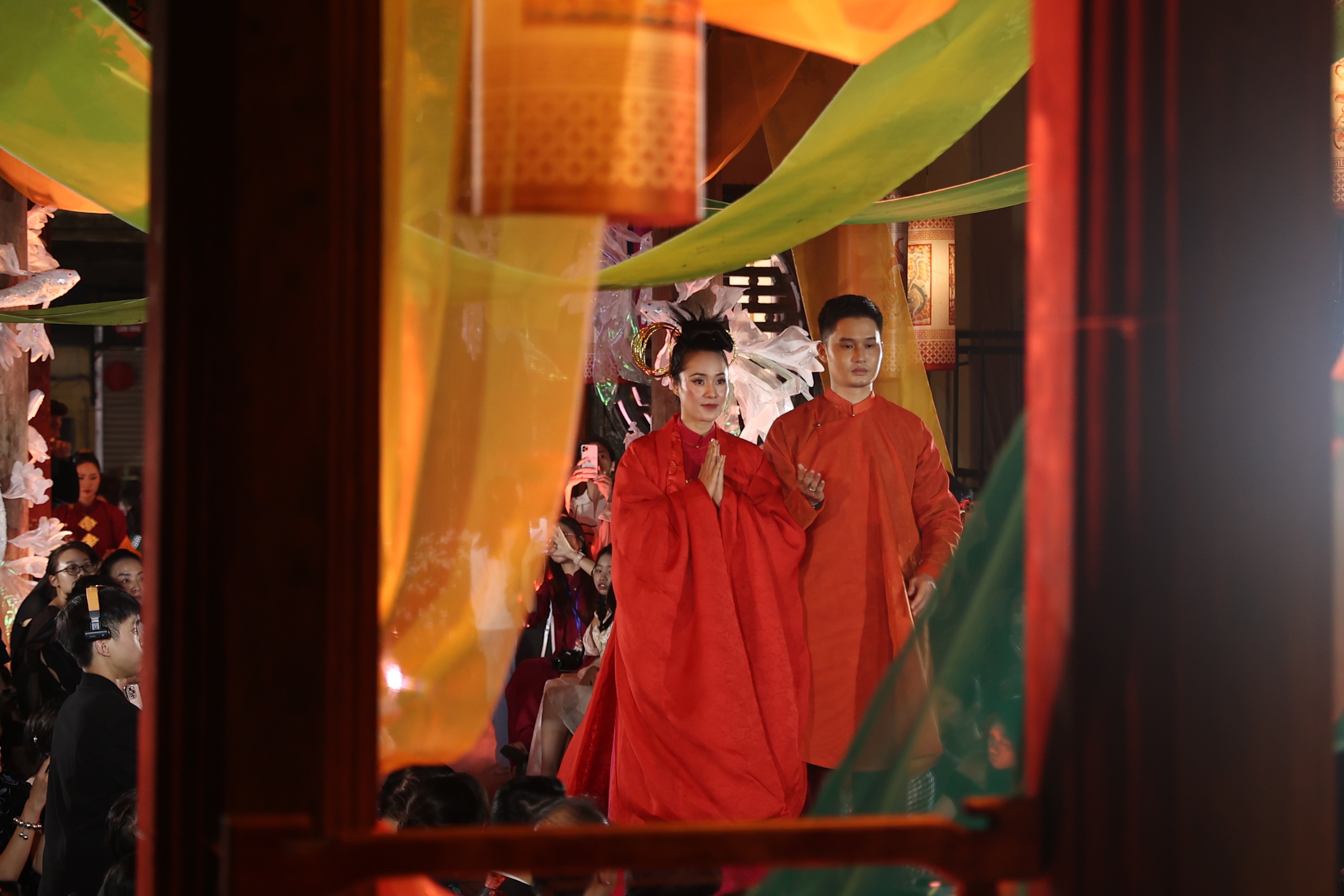 Show trình diễn áo dài như một "vở" nghệ thuật đa phương tiện của David Minh Đức- Ảnh 4. Show trình diễn áo dài như một "vở" nghệ thuật đa phương tiện của David Minh Đức- Ảnh 4.