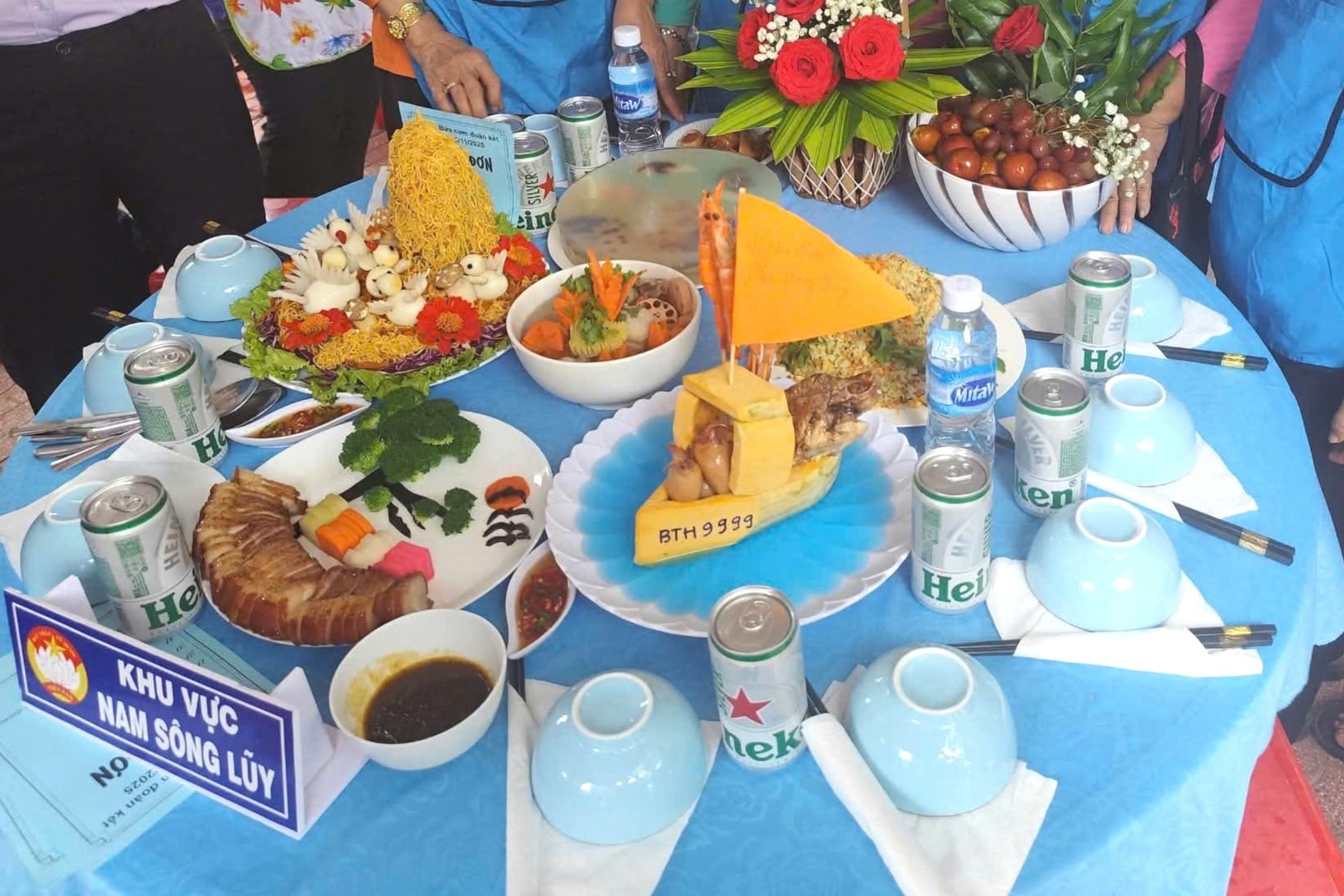 Sôi nổi “Bữa cơm đoàn kết” xã Phan Rí Cửa, tỉnh Lâm Đồng- Ảnh 3. Sôi nổi “Bữa cơm đoàn kết” xã Phan Rí Cửa, tỉnh Lâm Đồng- Ảnh 3.