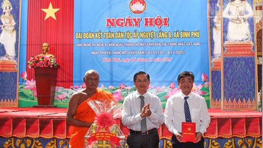 Phó Chủ tịch nước Võ Thị Ánh Xuân dự Ngày hội Đại đoàn kết toàn dân tộc tại Vĩnh Long- Ảnh 4. Phó Chủ tịch nước Võ Thị Ánh Xuân dự Ngày hội Đại đoàn kết toàn dân tộc tại Vĩnh Long- Ảnh 4.