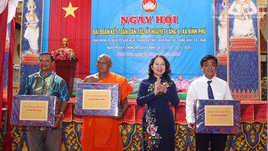 Phó Chủ tịch nước Võ Thị Ánh Xuân dự Ngày hội Đại đoàn kết toàn dân tộc tại Vĩnh Long- Ảnh 5. Phó Chủ tịch nước Võ Thị Ánh Xuân dự Ngày hội Đại đoàn kết toàn dân tộc tại Vĩnh Long- Ảnh 5.