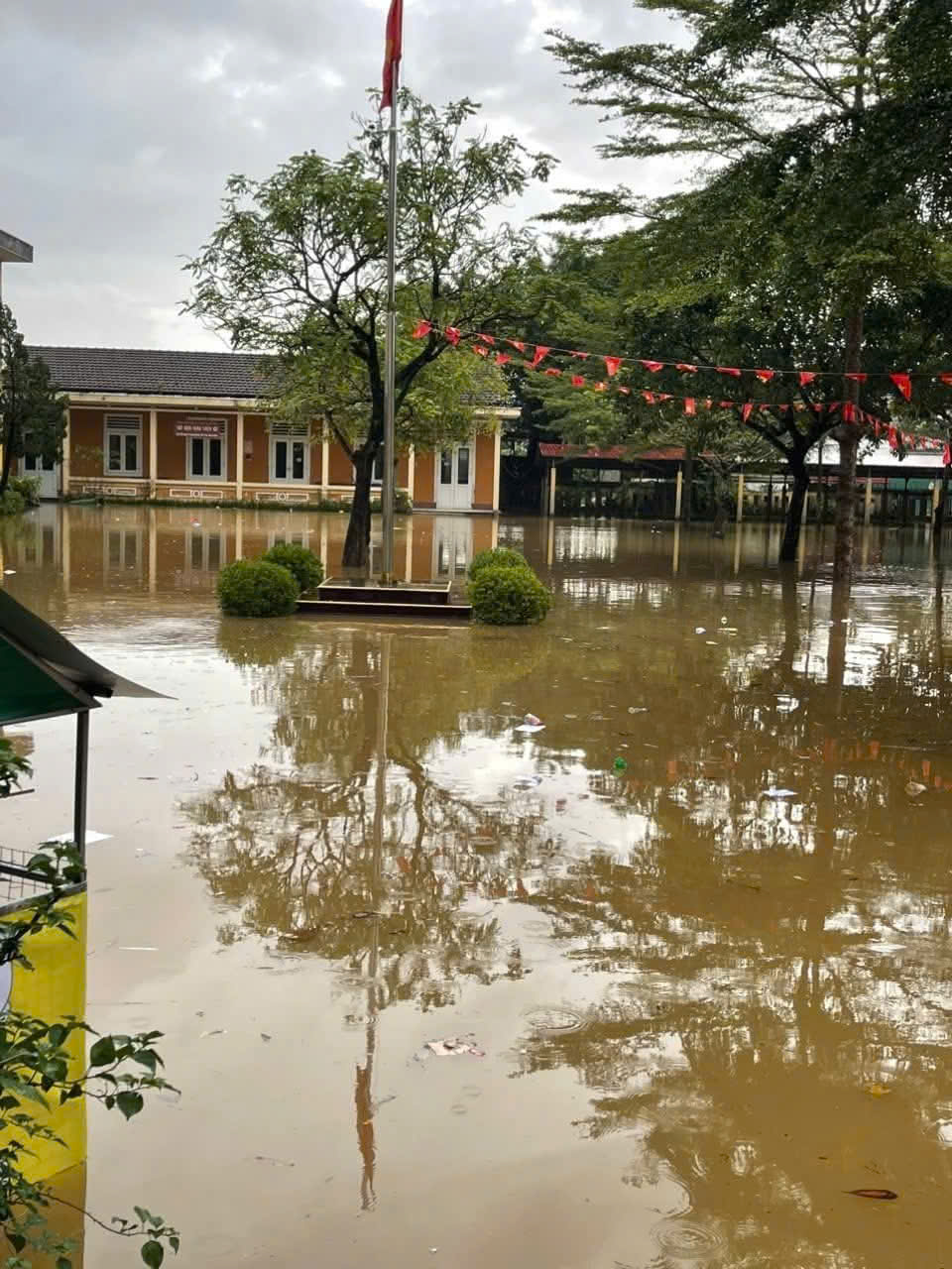 Một phường ở TP Huế ngập sâu đến 5m, hàng trăm hộ dân phải sơ tán khẩn cấp- Ảnh 2. Một phường ở TP Huế ngập sâu đến 5m, hàng trăm hộ dân phải sơ tán khẩn cấp- Ảnh 2.