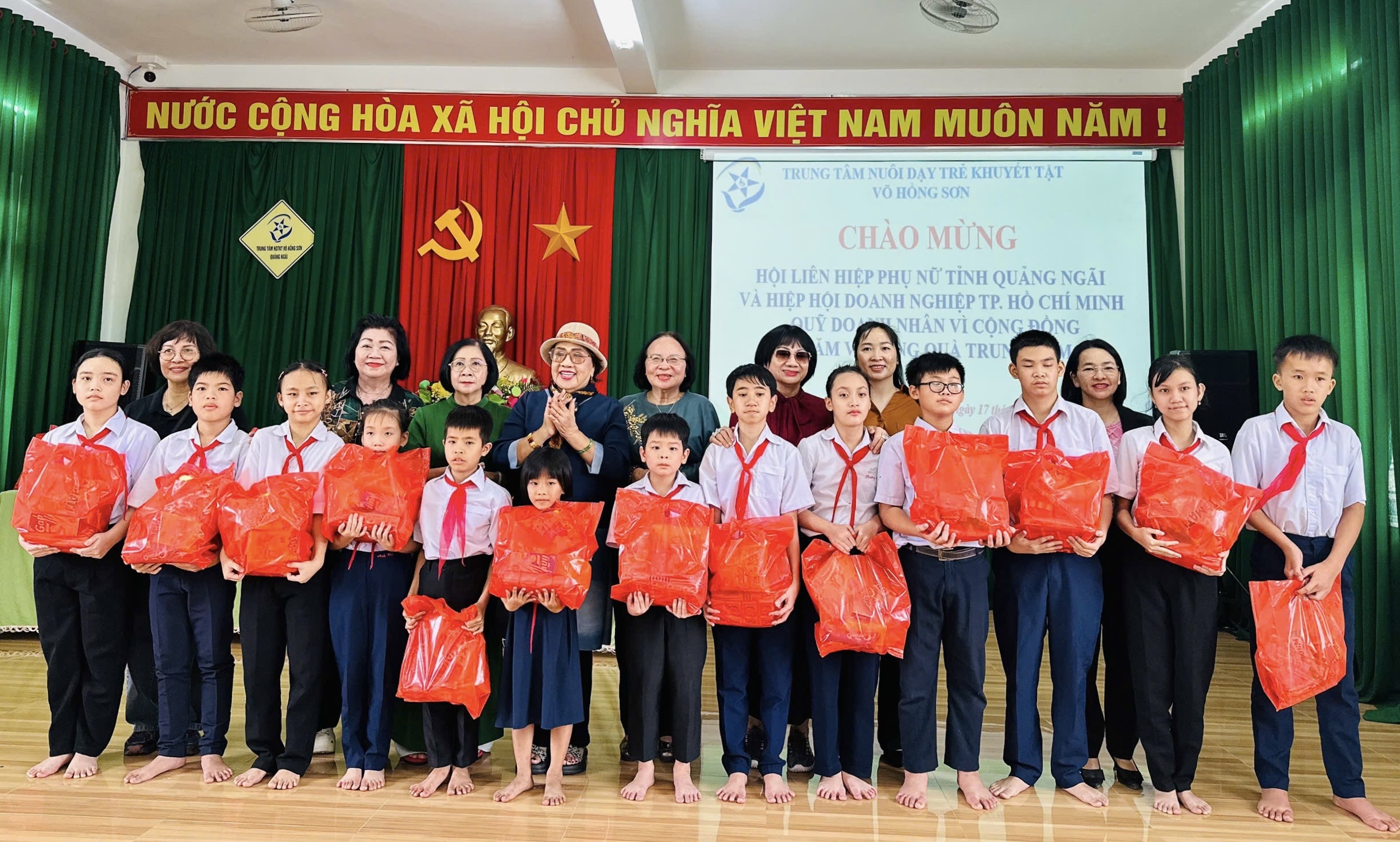 Doanh nghiệp TP Hồ Chí Minh chung tay hỗ trợ phụ nữ, người dân vùng bão lũ Quảng Ngãi- Ảnh 1. Doanh nghiệp TP Hồ Chí Minh chung tay hỗ trợ phụ nữ, người dân vùng bão lũ Quảng Ngãi- Ảnh 1.