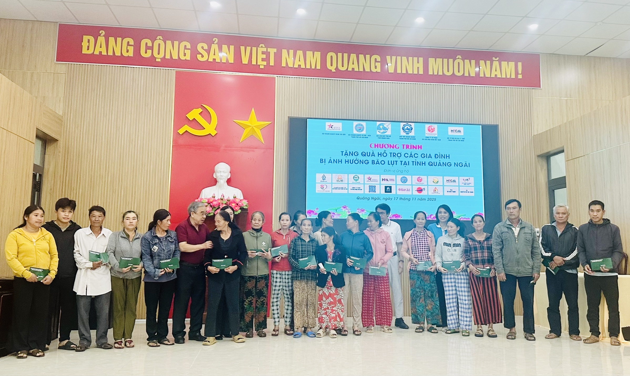 Doanh nghiệp TP Hồ Chí Minh chung tay hỗ trợ phụ nữ, người dân vùng bão lũ Quảng Ngãi- Ảnh 5. Doanh nghiệp TP Hồ Chí Minh chung tay hỗ trợ phụ nữ, người dân vùng bão lũ Quảng Ngãi- Ảnh 5.
