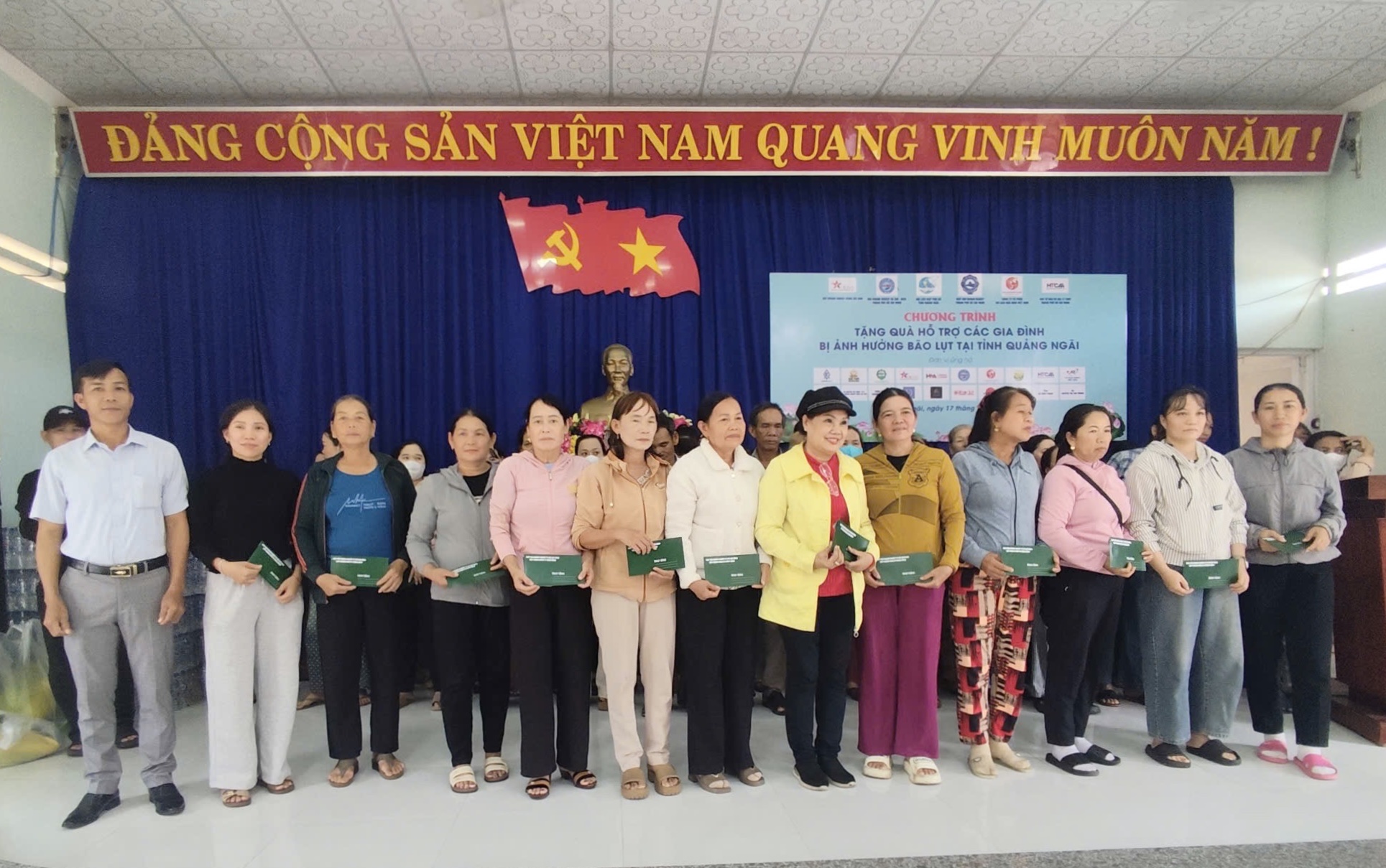 Doanh nghiệp TP Hồ Chí Minh chung tay hỗ trợ phụ nữ, người dân vùng bão lũ Quảng Ngãi- Ảnh 3. Doanh nghiệp TP Hồ Chí Minh chung tay hỗ trợ phụ nữ, người dân vùng bão lũ Quảng Ngãi- Ảnh 3.