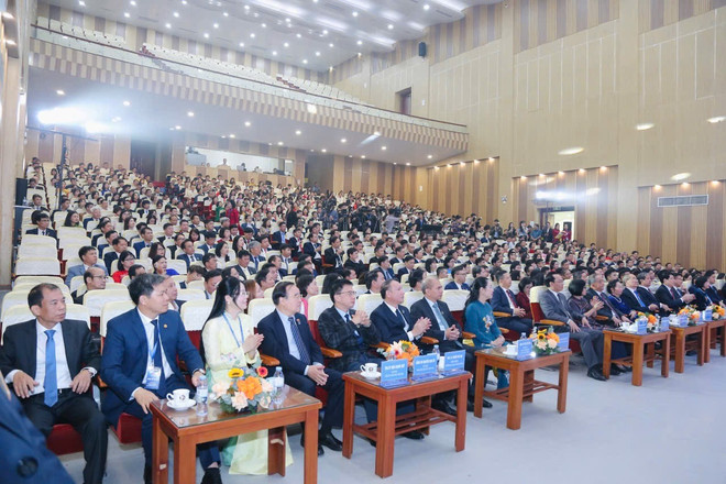 Bộ trưởng Bộ GD-ĐT: Nhà giáo cần làm sao xứng đáng với sự tôn vinh- Ảnh 1.