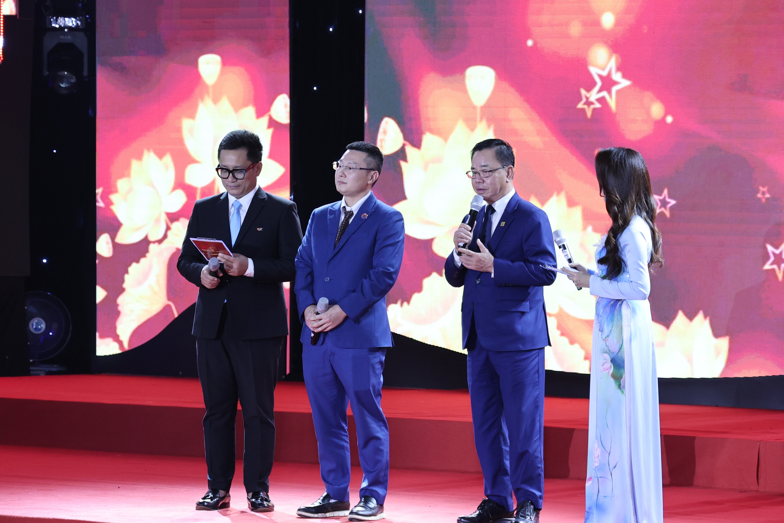 Giao lưu các điển hình tiêu biểu trong học tập và làm theo tư tưởng, đạo đức, phong cách Hồ Chí Minh khu vực phía Bắc năm 2025- Ảnh 11. Giao lưu các điển hình tiêu biểu trong học tập và làm theo tư tưởng, đạo đức, phong cách Hồ Chí Minh khu vực phía Bắc năm 2025- Ảnh 11.