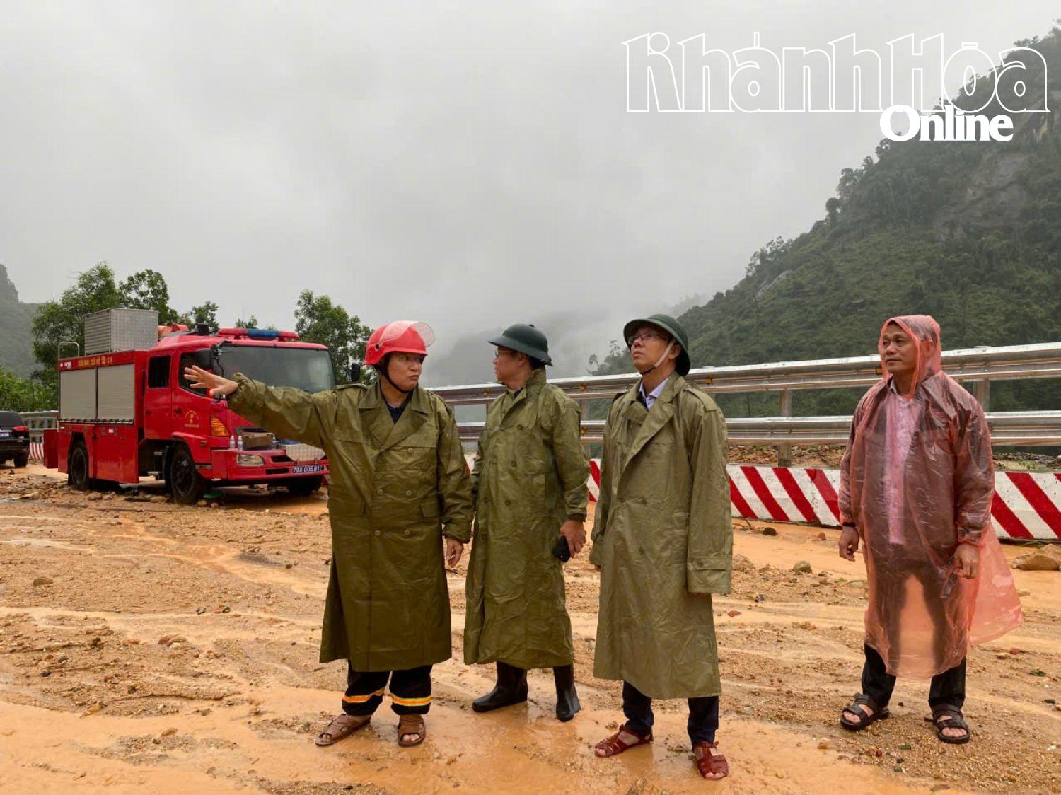 Phó Chủ tịch UBND tỉnh Nguyễn Thanh Hà kiểm tra sạt lở ở đèo Khánh Lê- Ảnh 2. Phó Chủ tịch UBND tỉnh Nguyễn Thanh Hà kiểm tra sạt lở ở đèo Khánh Lê- Ảnh 2.