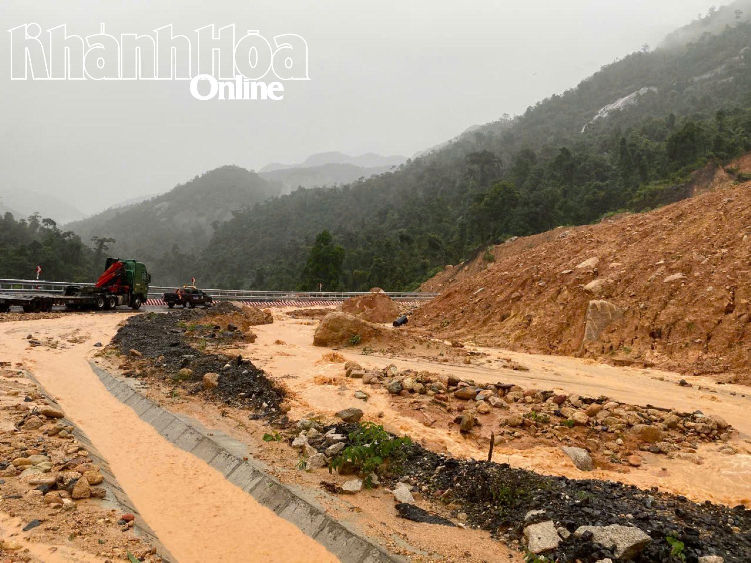 Phó Chủ tịch UBND tỉnh Nguyễn Thanh Hà kiểm tra sạt lở ở đèo Khánh Lê- Ảnh 3. Phó Chủ tịch UBND tỉnh Nguyễn Thanh Hà kiểm tra sạt lở ở đèo Khánh Lê- Ảnh 3.