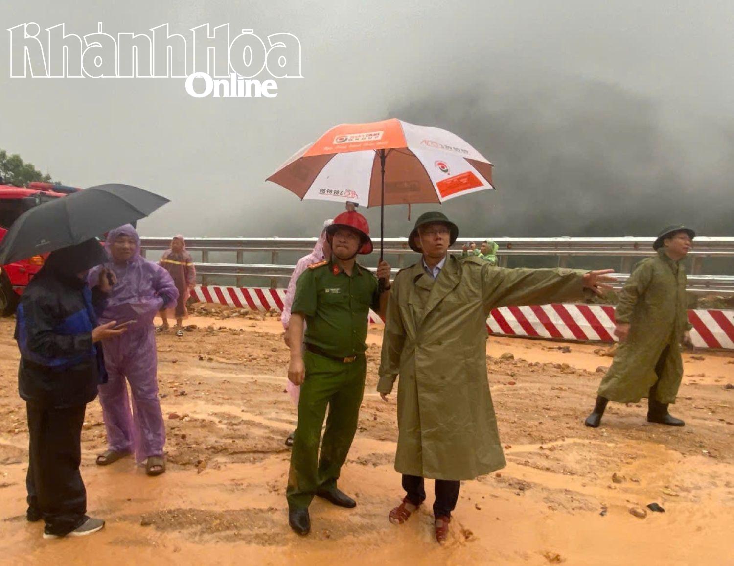 Phó Chủ tịch UBND tỉnh Nguyễn Thanh Hà kiểm tra sạt lở ở đèo Khánh Lê- Ảnh 1. Phó Chủ tịch UBND tỉnh Nguyễn Thanh Hà kiểm tra sạt lở ở đèo Khánh Lê- Ảnh 1.