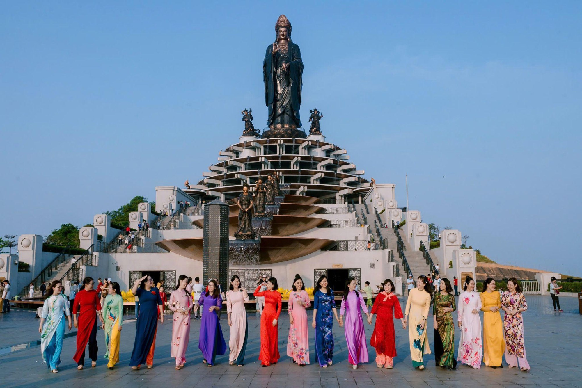 Khu du lịch núi Bà Đen ưu đãi và tặng quà đặc biệt cho giáo viên trong tháng 11- Ảnh 1. Khu du lịch núi Bà Đen ưu đãi và tặng quà đặc biệt cho giáo viên trong tháng 11- Ảnh 1.