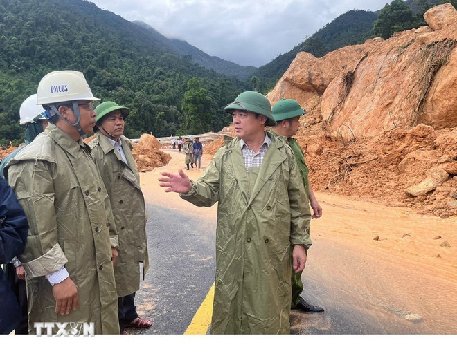 Bí thư Khánh Hòa kiểm tra, chỉ đạo khắc phục sạt lở tại đèo Khánh Lê- Ảnh 1.