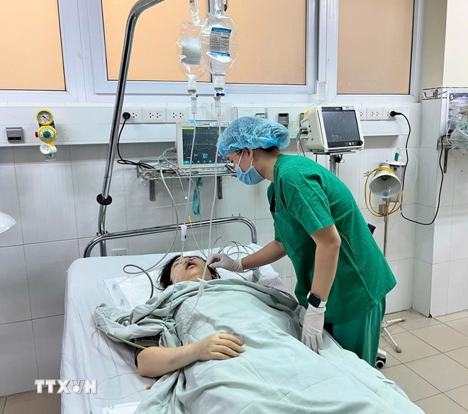 Khẩn trương đưa các nạn nhân còn mắc kẹt ra khỏi khu vực sạt lở đèo Khánh Lê- Ảnh 2.