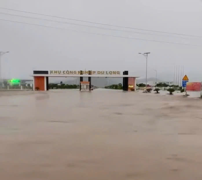 Khánh Hòa: Mưa lớn dồn dập, người dân chờ ứng cứu, khu công nghiệp cũng ngập sâu- Ảnh 2. Khánh Hòa: Mưa lớn dồn dập, người dân chờ ứng cứu, khu công nghiệp cũng ngập sâu- Ảnh 2.