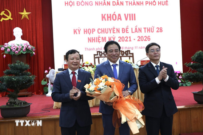 Ông Nguyễn Khắc Toàn được bầu giữ chức Chủ tịch Ủy ban Nhân dân thành phố Huế- Ảnh 1.