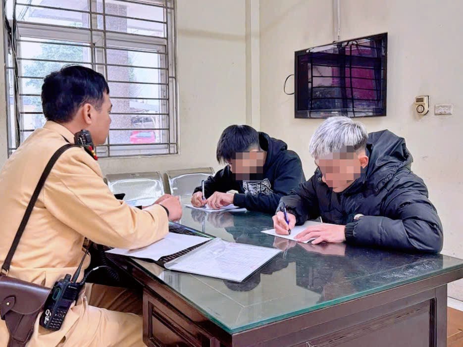 Bốc đầu xe máy, nam thanh niên bị tịch thu phương tiện- Ảnh 1.