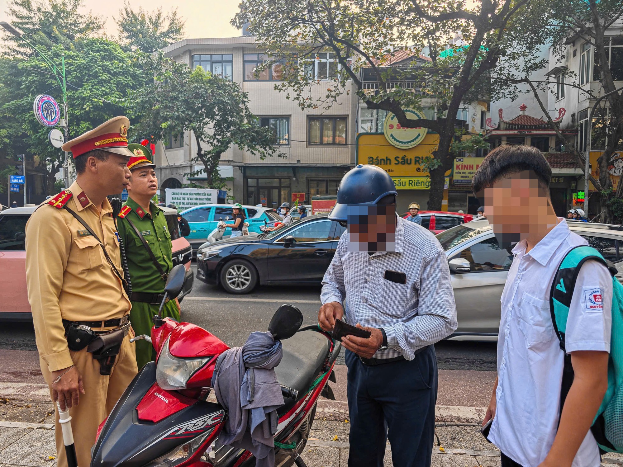 CSGT Hà Nội xử lý 332 học sinh, phụ huynh vi phạm giao thông chỉ trong một ngày- Ảnh 1.