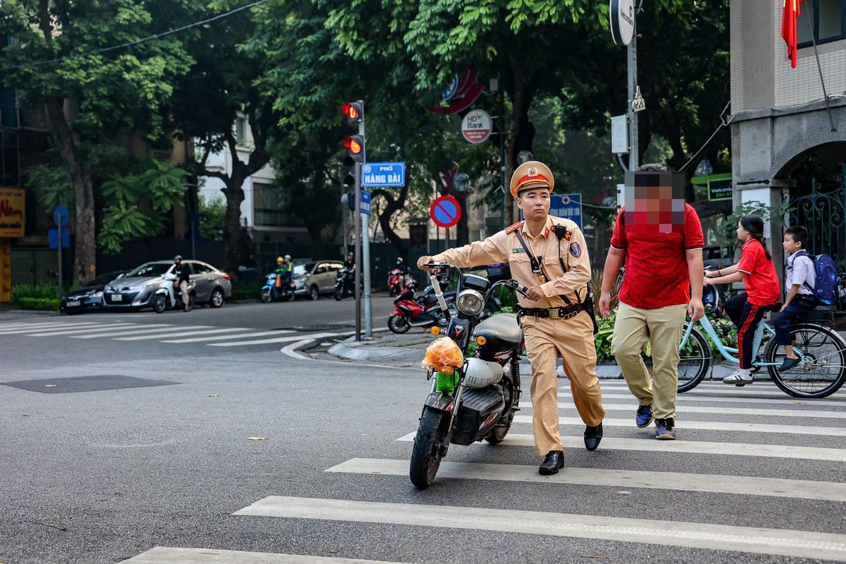 CSGT Hà Nội xử lý 332 học sinh, phụ huynh vi phạm giao thông chỉ trong một ngày- Ảnh 3.