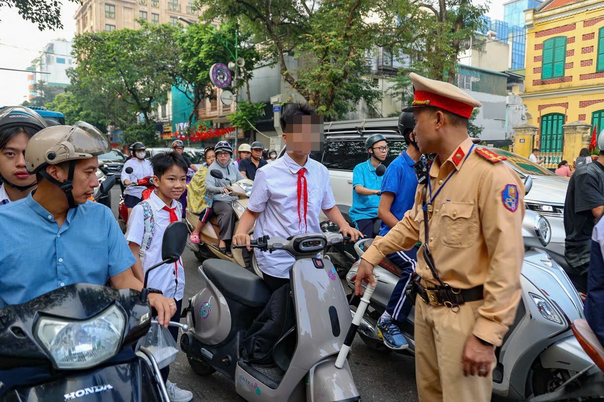CSGT Hà Nội xử lý 332 học sinh, phụ huynh vi phạm giao thông chỉ trong một ngày- Ảnh 4.