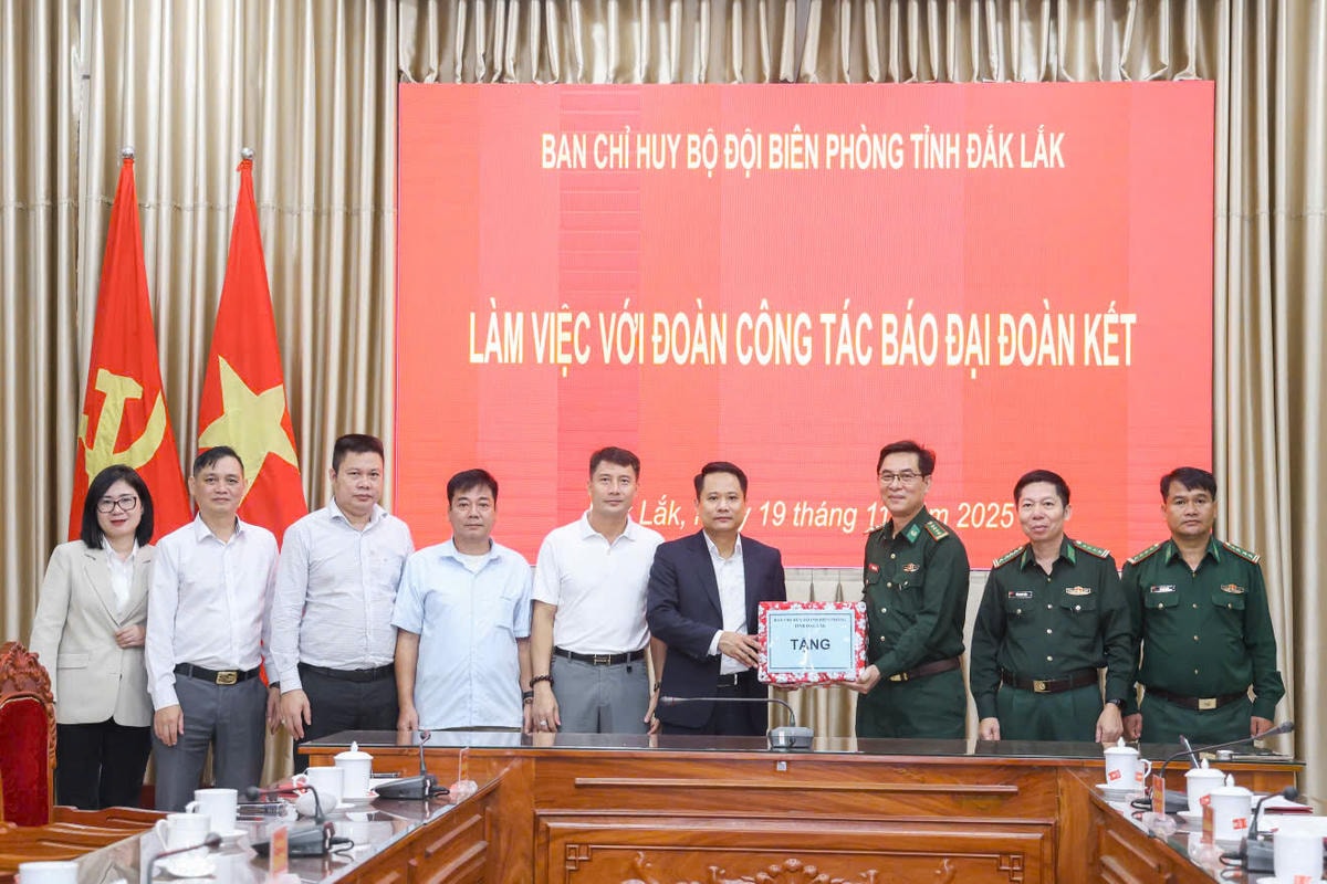 Báo Đại đoàn kết và Bộ đội Biên phòng tỉnh Đắk Lắk mang yêu thương tới bà con vùng biên- Ảnh 4.
