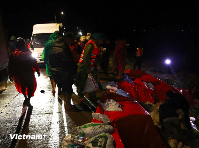 Đà Nẵng: Hơn 500 cán bộ, chiến sỹ xuyên đêm ngăn sạt lở kè An Lương- Ảnh 4.