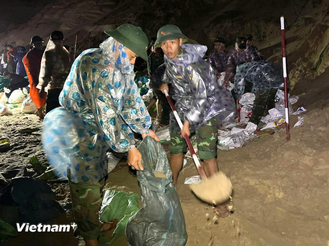 Đà Nẵng: Hơn 500 cán bộ, chiến sỹ xuyên đêm ngăn sạt lở kè An Lương- Ảnh 3.