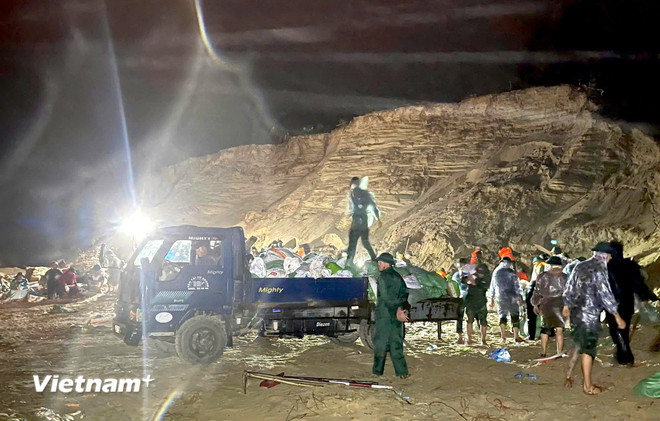 Đà Nẵng: Hơn 500 cán bộ, chiến sỹ xuyên đêm ngăn sạt lở kè An Lương- Ảnh 5.