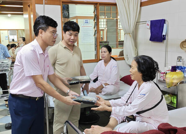 Hỗ trợ người dân miền Trung ổn định cuộc sống, khắc phục sản xuất kinh doanh sau thiên tai - Ảnh 1. Hỗ trợ người dân miền Trung ổn định cuộc sống, khắc phục sản xuất kinh doanh sau thiên tai - Ảnh 1.