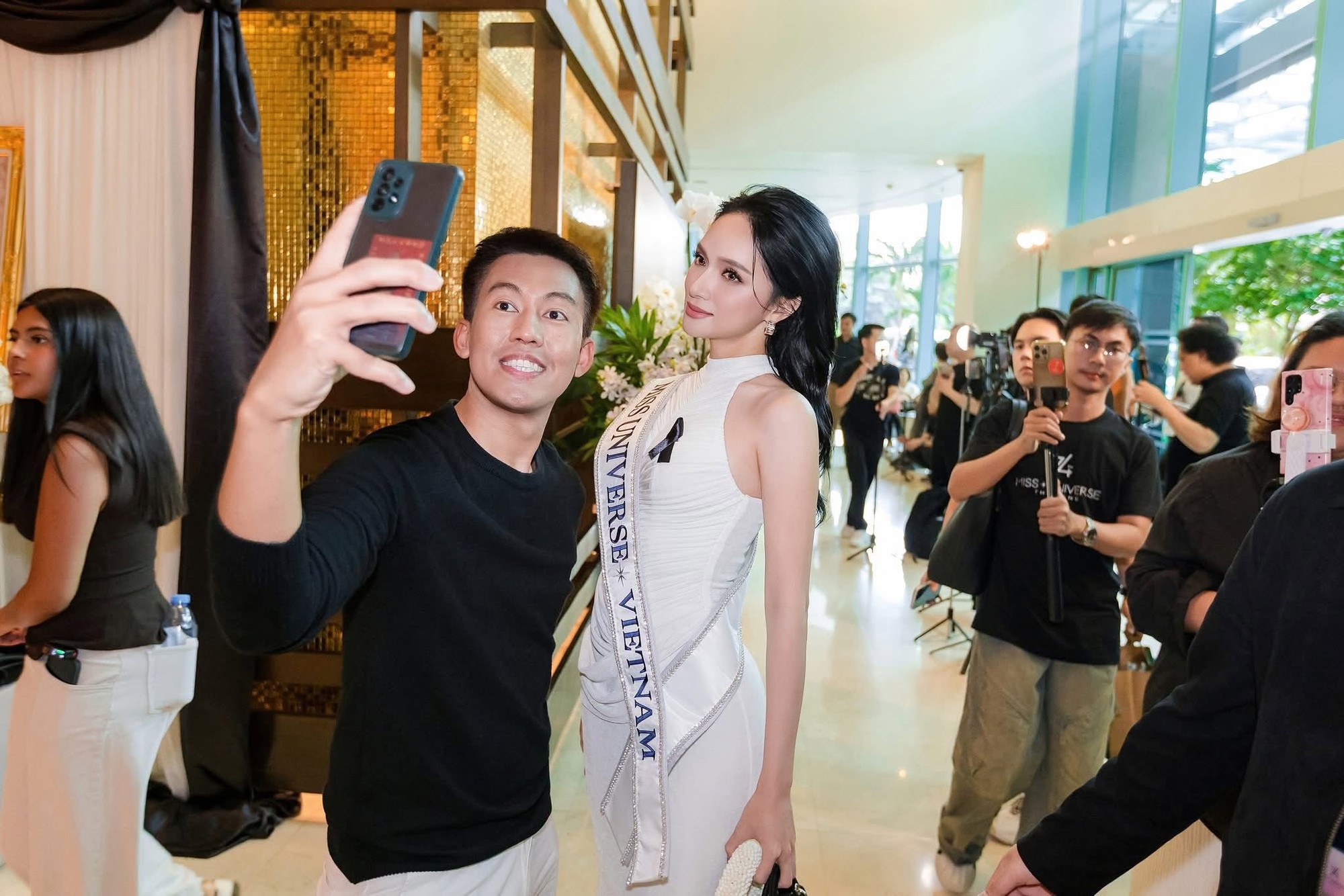 Hương Giang được khen tinh tế trong ngày đầu nhập cuộc Miss Universe - Ảnh 2. Hương Giang được khen tinh tế trong ngày đầu nhập cuộc Miss Universe - Ảnh 2.