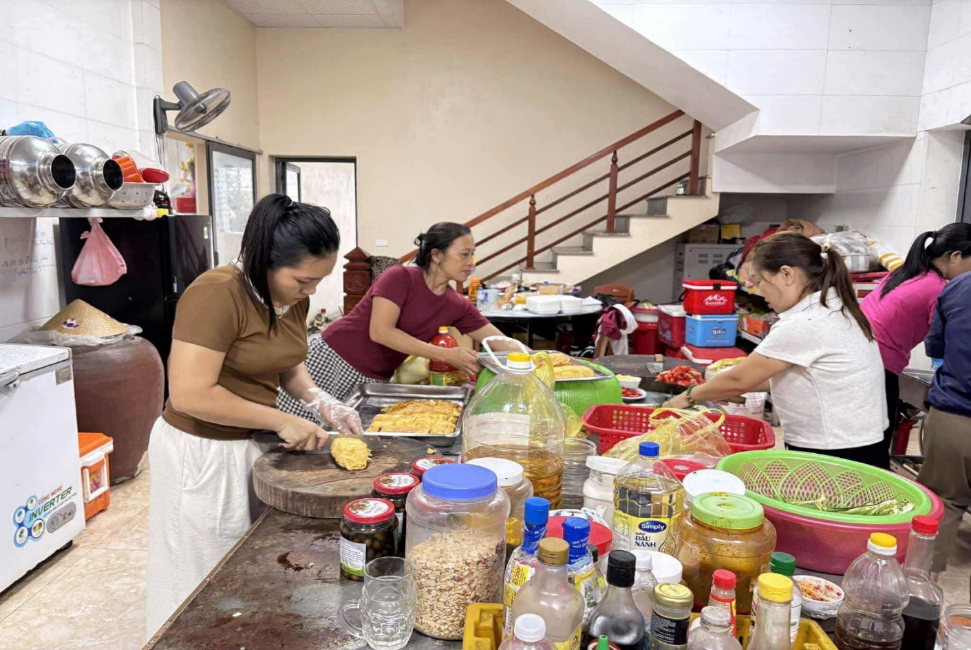 Phụ nữ Hà Tĩnh thắp lửa yêu thương giữa mùa mưa lũ- Ảnh 3. Phụ nữ Hà Tĩnh thắp lửa yêu thương giữa mùa mưa lũ- Ảnh 3.