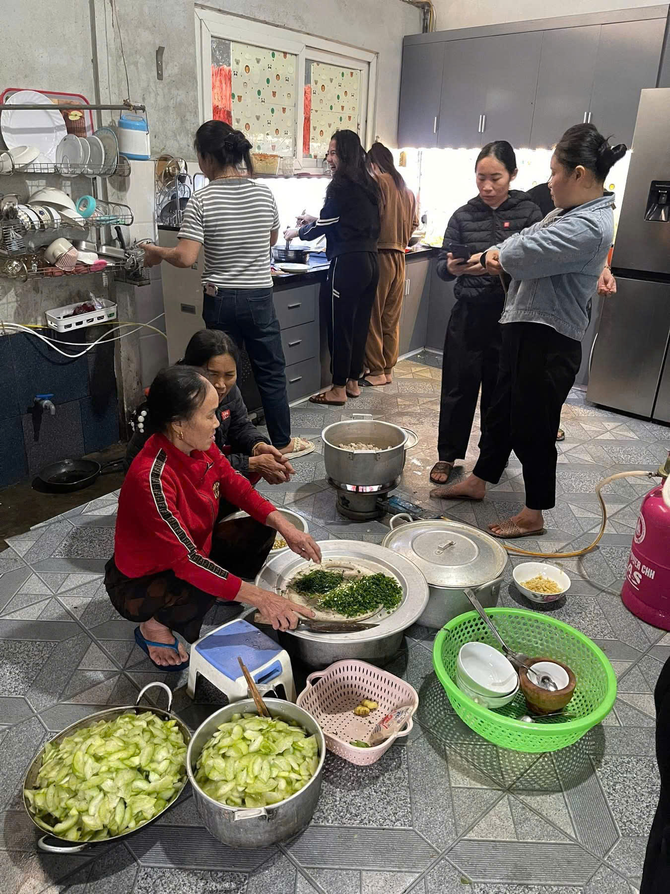 Phụ nữ Hà Tĩnh thắp lửa yêu thương giữa mùa mưa lũ- Ảnh 4. Phụ nữ Hà Tĩnh thắp lửa yêu thương giữa mùa mưa lũ- Ảnh 4.