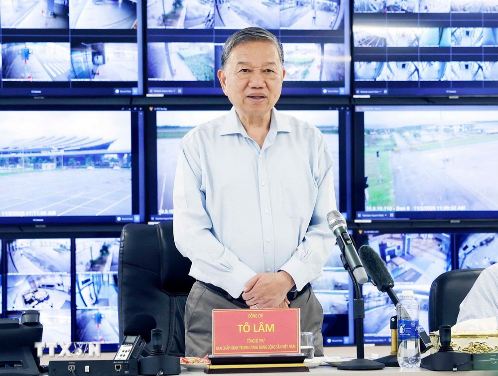 Tổng Bí thư chia sẻ về những thiệt hại do mưa lũ gây ra với người dân Huế- Ảnh 2. Tổng Bí thư chia sẻ về những thiệt hại do mưa lũ gây ra với người dân Huế- Ảnh 2.