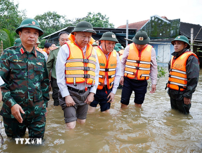 Phát huy tinh thần đoàn kết, chung tay giúp người dân Huế sớm ổn định sau mưa lũ- Ảnh 1. Phát huy tinh thần đoàn kết, chung tay giúp người dân Huế sớm ổn định sau mưa lũ- Ảnh 1.