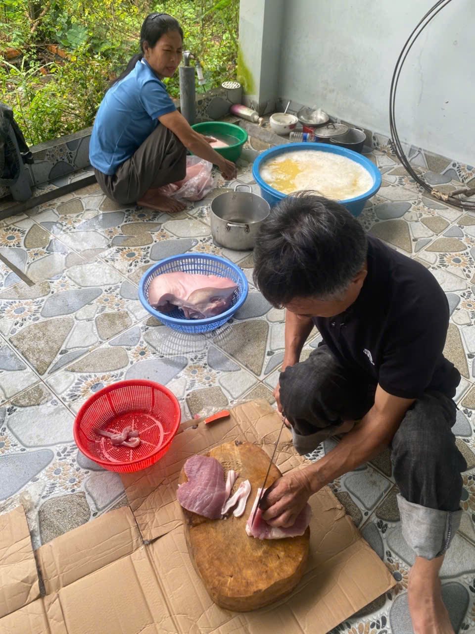 Đắk Lắk: Hội viên, phụ nữ xã Ea Wer gói bánh chưng gửi đến người dân bị thiên tai- Ảnh 2. Đắk Lắk: Hội viên, phụ nữ xã Ea Wer gói bánh chưng gửi đến người dân bị thiên tai- Ảnh 2.