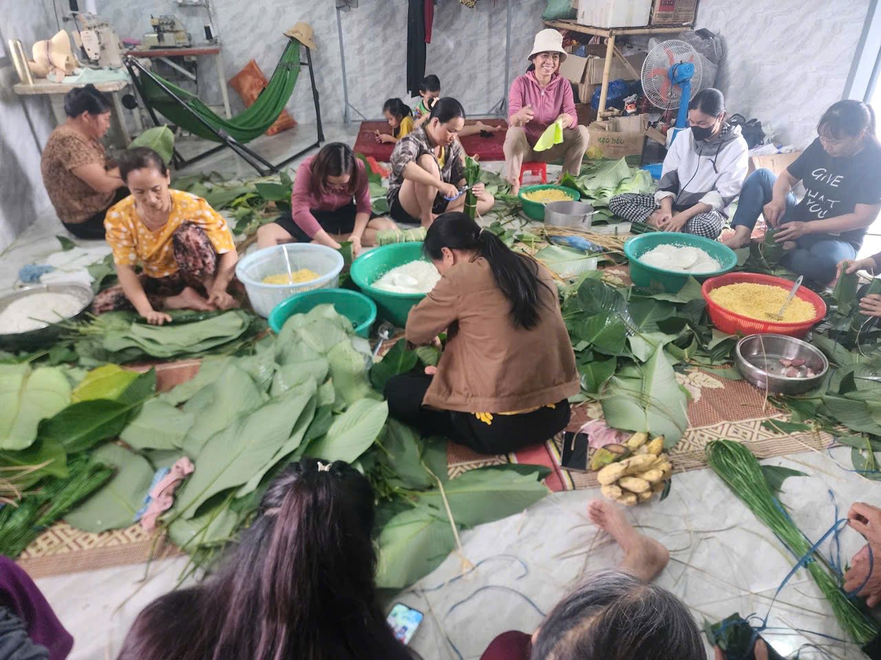 Đắk Lắk: Hội viên, phụ nữ xã Ea Wer gói bánh chưng gửi đến người dân bị thiên tai- Ảnh 1. Đắk Lắk: Hội viên, phụ nữ xã Ea Wer gói bánh chưng gửi đến người dân bị thiên tai- Ảnh 1.