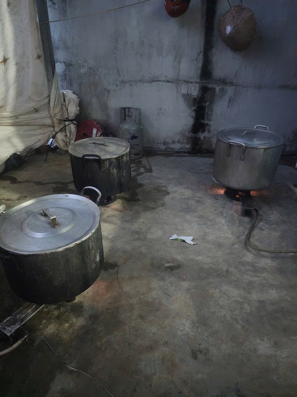 Đắk Lắk: Hội viên, phụ nữ xã Ea Wer gói bánh chưng gửi đến người dân bị thiên tai- Ảnh 5. Đắk Lắk: Hội viên, phụ nữ xã Ea Wer gói bánh chưng gửi đến người dân bị thiên tai- Ảnh 5.