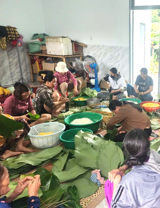 Đắk Lắk: Hội viên, phụ nữ xã Ea Wer gói bánh chưng gửi đến người dân bị thiên tai- Ảnh 3. Đắk Lắk: Hội viên, phụ nữ xã Ea Wer gói bánh chưng gửi đến người dân bị thiên tai- Ảnh 3.