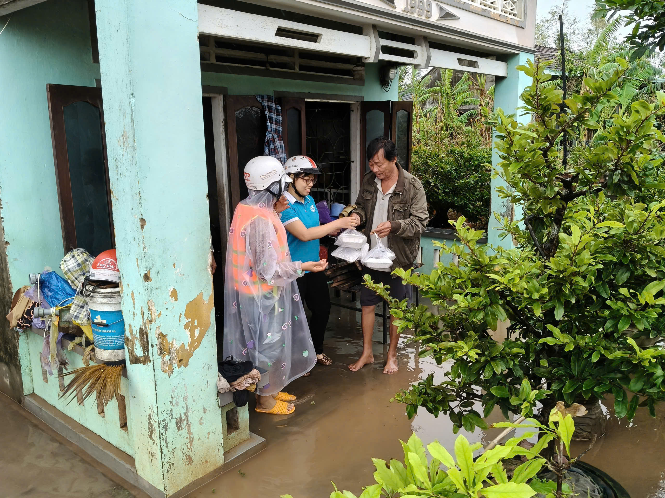 Các cấp Hội LHPN tỉnh Gia Lai khẩn trương hỗ trợ bà con vùng lũ- Ảnh 10. Các cấp Hội LHPN tỉnh Gia Lai khẩn trương hỗ trợ bà con vùng lũ- Ảnh 10.