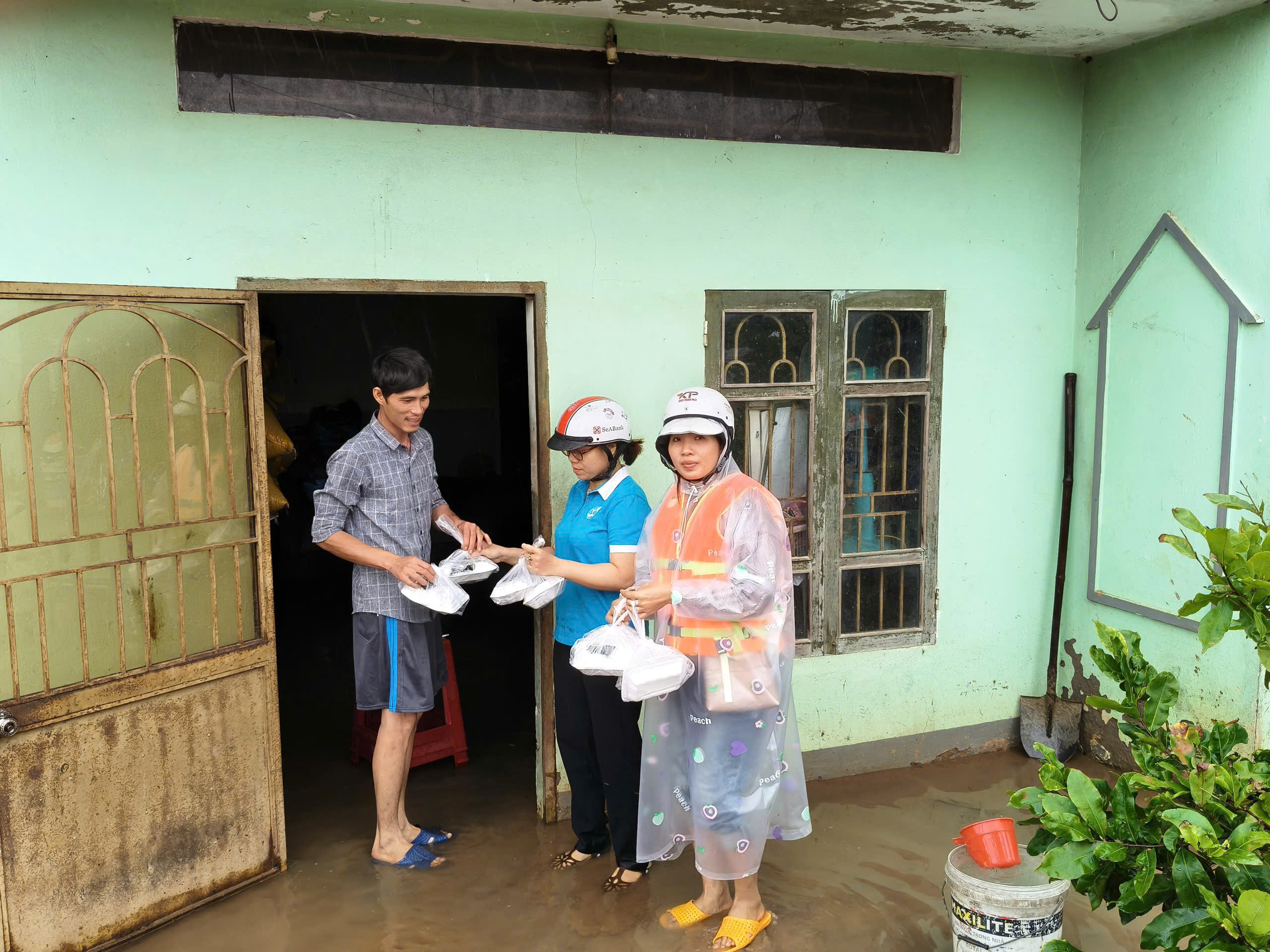 Các cấp Hội LHPN tỉnh Gia Lai khẩn trương hỗ trợ bà con vùng lũ- Ảnh 11. Các cấp Hội LHPN tỉnh Gia Lai khẩn trương hỗ trợ bà con vùng lũ- Ảnh 11.