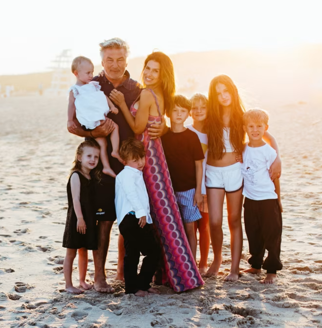 Alec và Hilaria Baldwin cùng 7 đứa con