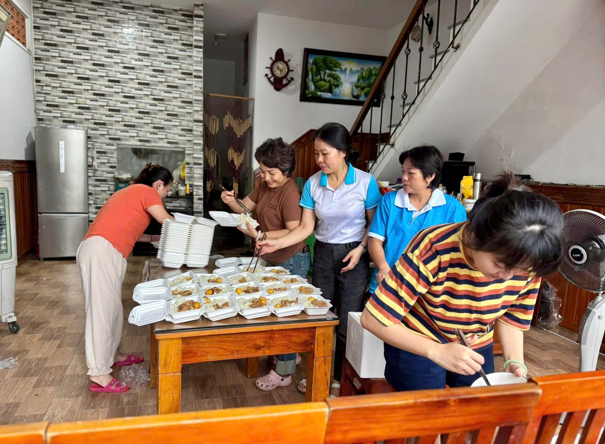 Các cấp Hội LHPN tỉnh Gia Lai khẩn trương hỗ trợ bà con vùng lũ- Ảnh 4. Các cấp Hội LHPN tỉnh Gia Lai khẩn trương hỗ trợ bà con vùng lũ- Ảnh 4.