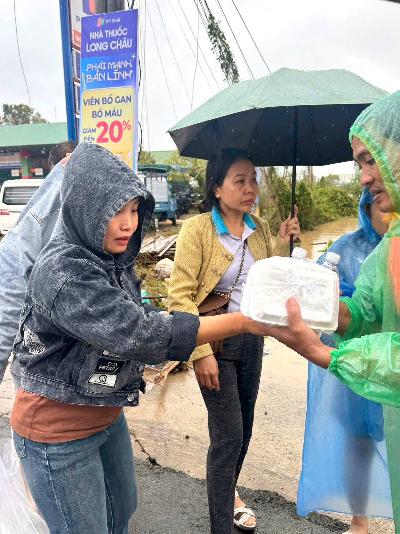 Các cấp Hội LHPN tỉnh Gia Lai khẩn trương hỗ trợ bà con vùng lũ- Ảnh 7. Các cấp Hội LHPN tỉnh Gia Lai khẩn trương hỗ trợ bà con vùng lũ- Ảnh 7.