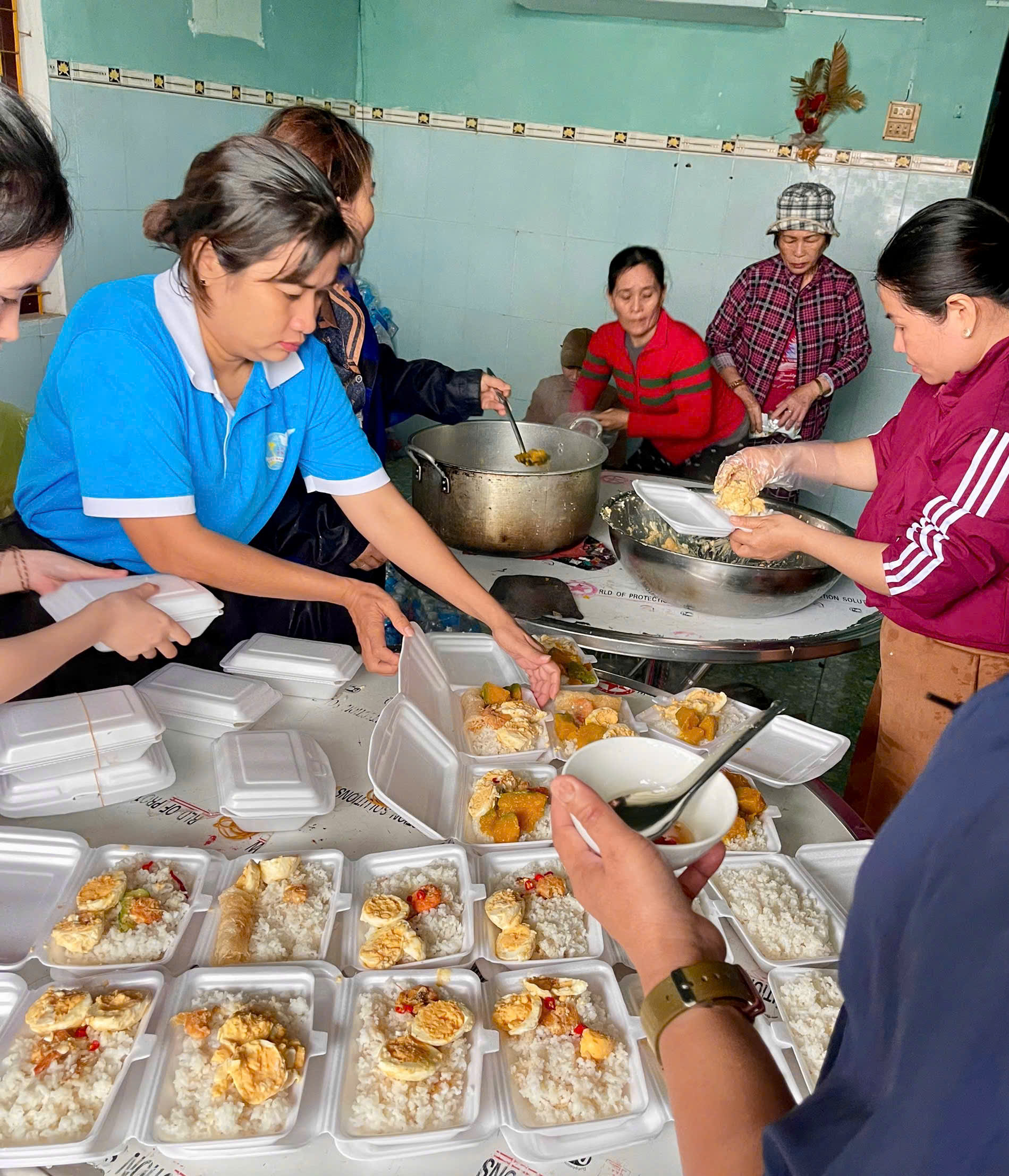 Các cấp Hội LHPN tỉnh Gia Lai khẩn trương hỗ trợ bà con vùng lũ- Ảnh 2. Các cấp Hội LHPN tỉnh Gia Lai khẩn trương hỗ trợ bà con vùng lũ- Ảnh 2.