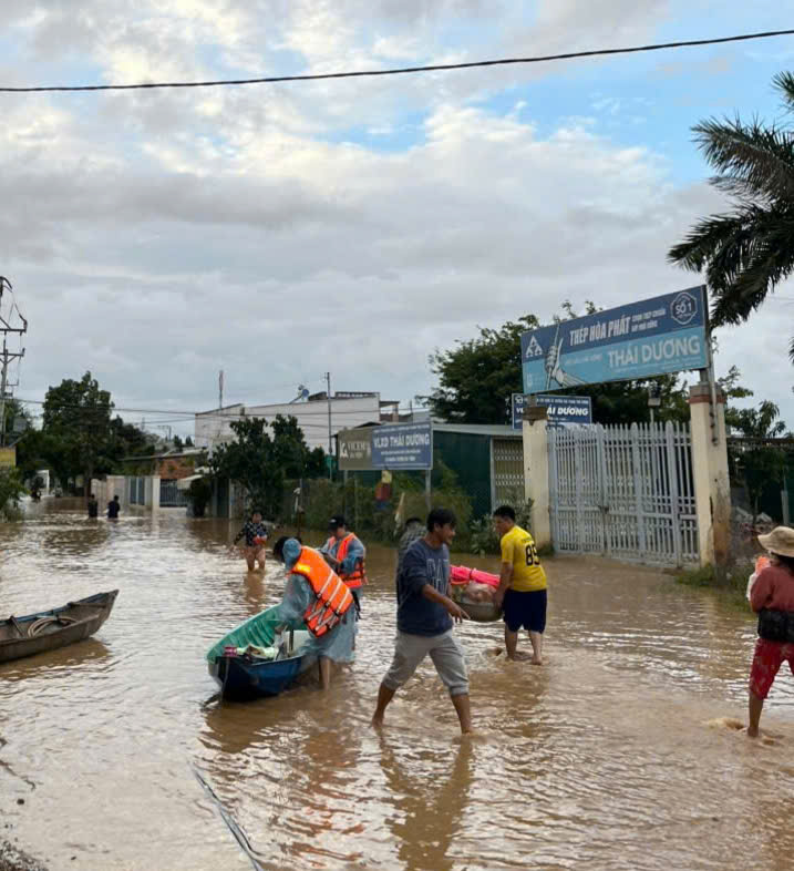 Đêm không ngủ ở Khánh Hòa giữa cơn lũ lịch sử- Ảnh 2.