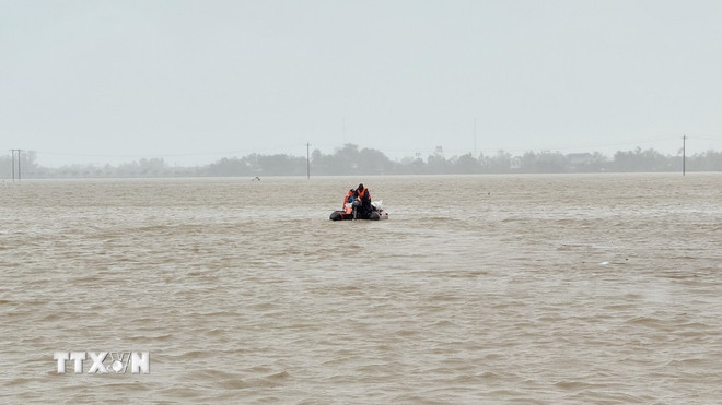 Quân đội xuất cấp 15 tấn lương khô hỗ trợ nhân dân bị ảnh hưởng do mưa lũ- Ảnh 1.