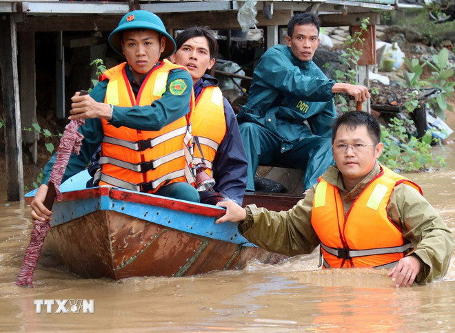 Thông báo Kết luận của Bộ Chính trị về khắc phục mưa, lũ đặc biệt lớn ở Trung Bộ- Ảnh 1.