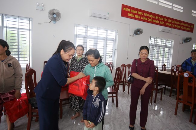 Phó Chủ tịch - Tổng Thư ký Ủy ban TƯ MTTQ Việt Nam Nguyễn Thị Thu Hà đến thăm hỏi bà con vùng lũ tỉnh Khánh Hòa- Ảnh 1.