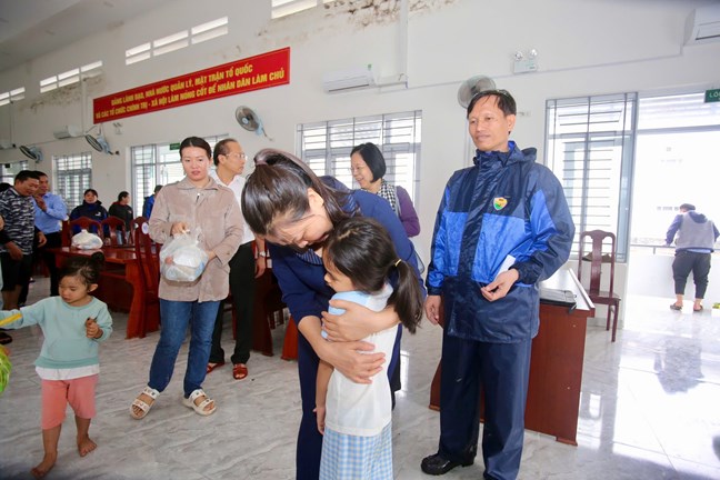 Phó Chủ tịch - Tổng Thư ký Ủy ban TƯ MTTQ Việt Nam Nguyễn Thị Thu Hà đến thăm hỏi bà con vùng lũ tỉnh Khánh Hòa- Ảnh 2.