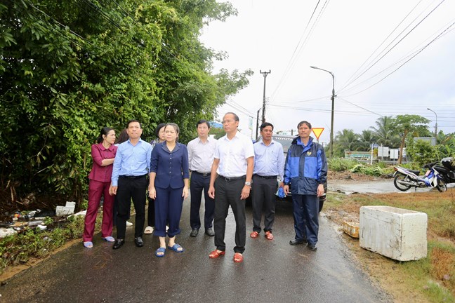 Phó Chủ tịch - Tổng Thư ký Ủy ban TƯ MTTQ Việt Nam Nguyễn Thị Thu Hà đến thăm hỏi bà con vùng lũ tỉnh Khánh Hòa- Ảnh 4.